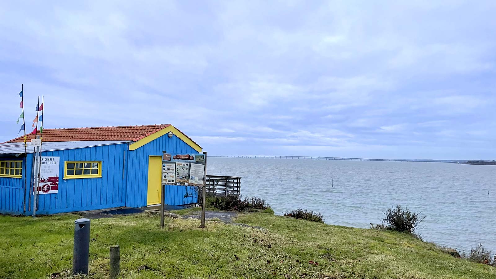 Cabane bleue sur le port d'Oléron près du camping