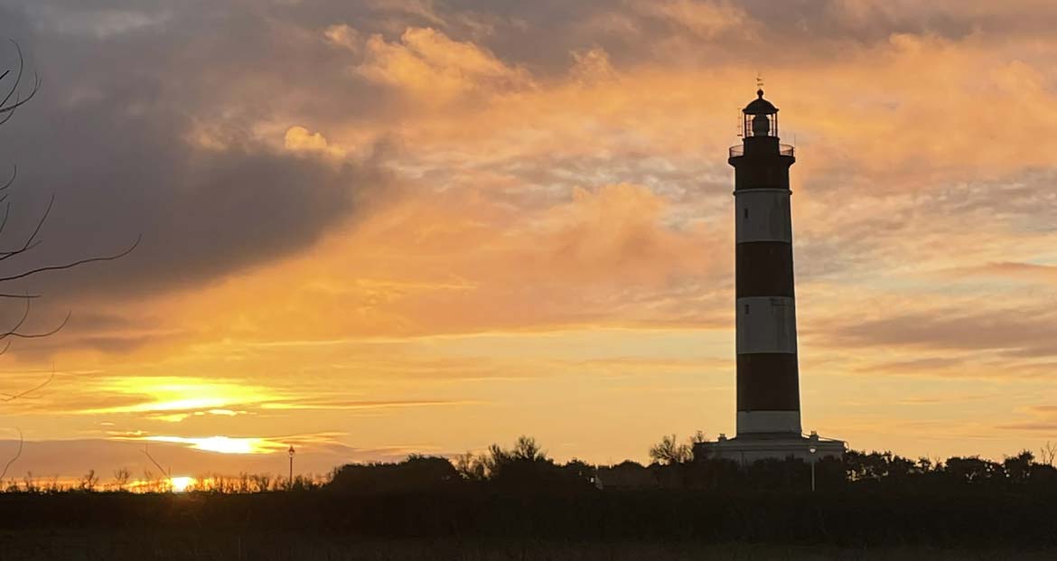 Le phare de Chassiron à la tombée de la nuit proche du camping